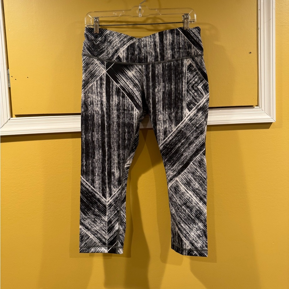 Lululemon black and white print leggings size 10